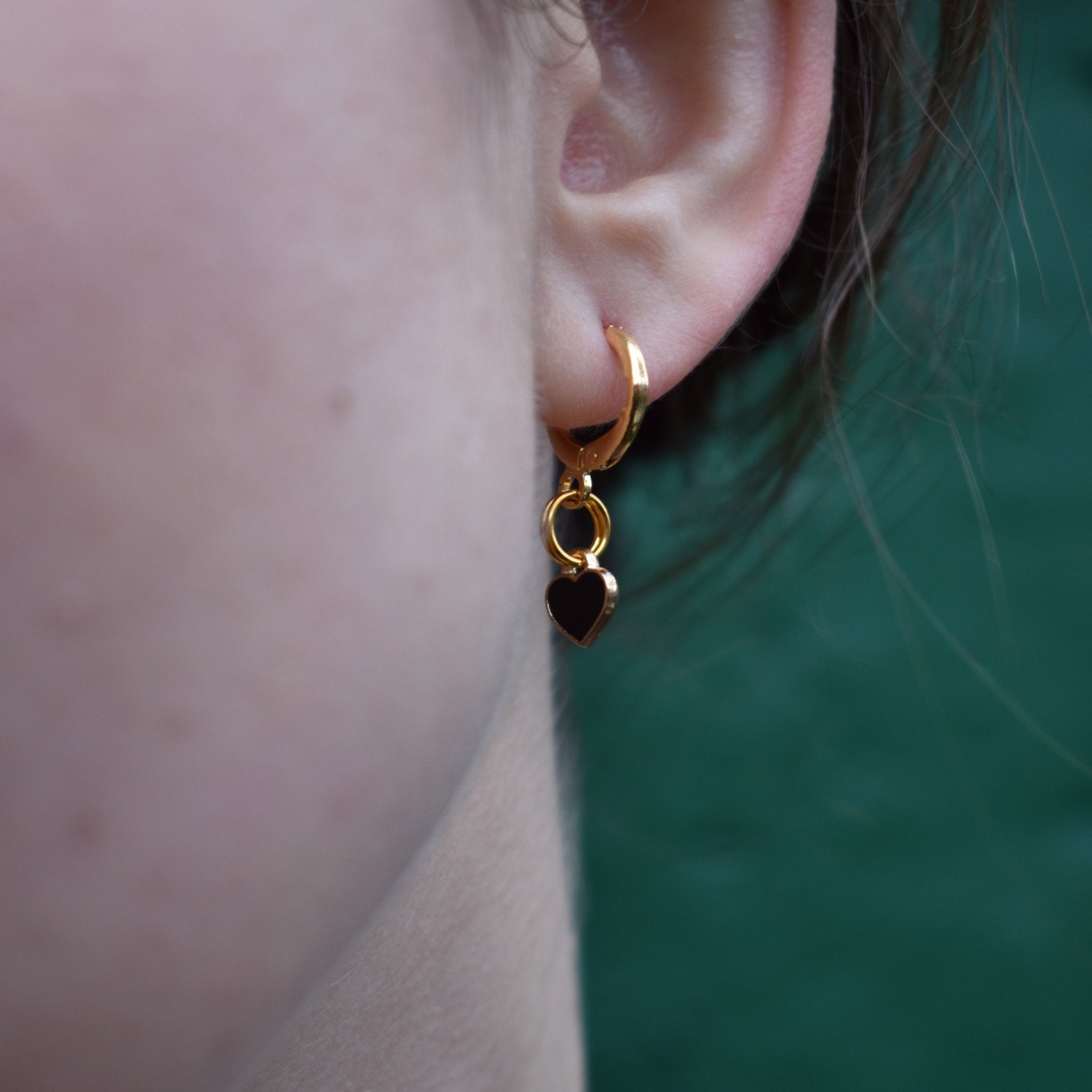 Black heart enamel minimalist huggie earrings | by Ifemi Jewels - tutto per te