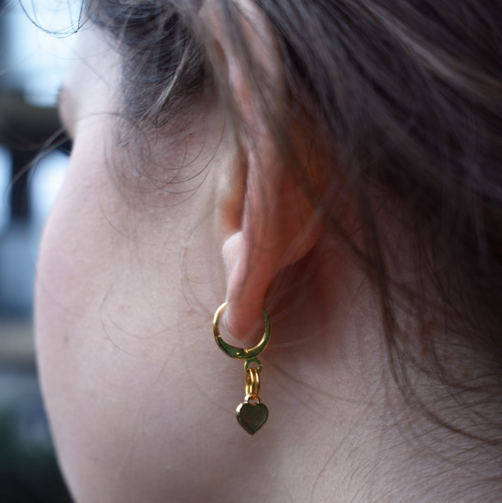 Black heart enamel minimalist huggie earrings | by Ifemi Jewels - tutto per te