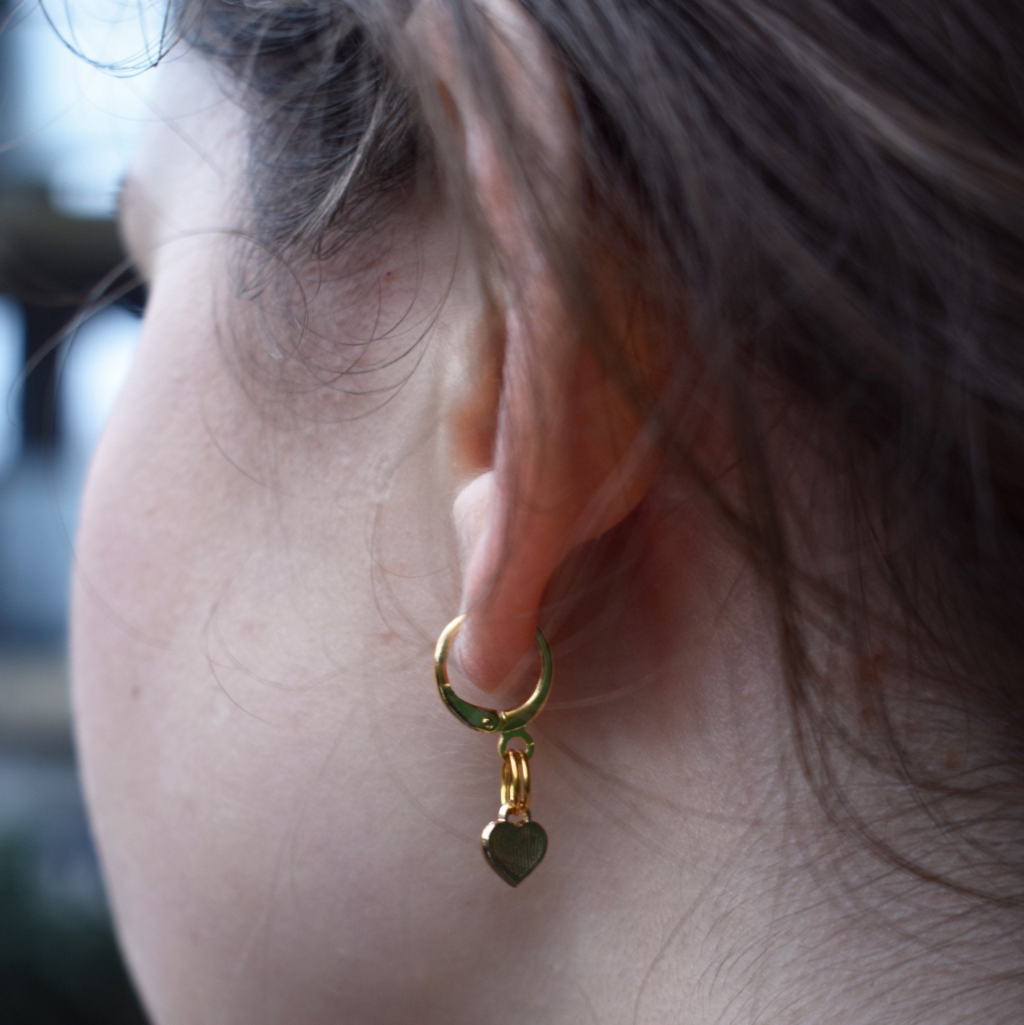 Black heart enamel minimalist huggie earrings | by Ifemi Jewels - tutto per te