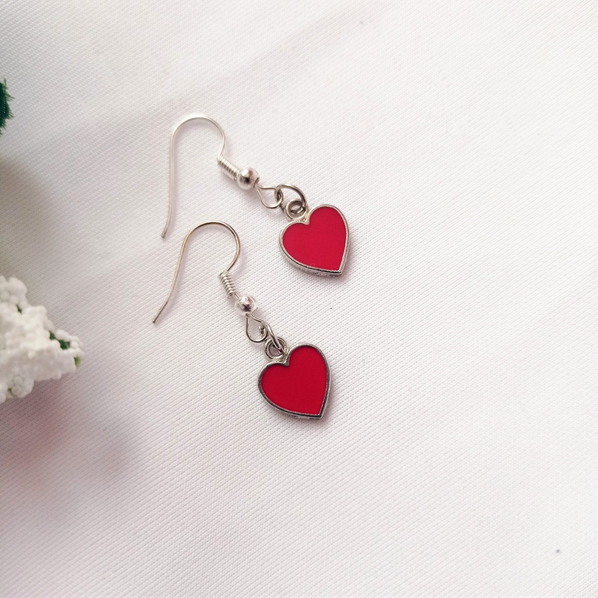 Classic Red Hearts Earrings, Playing Cards inspired Queen of Hearts | by lovedbynlanla - tutto per te