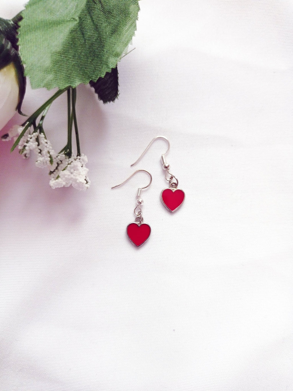 Classic Red Hearts Earrings, Playing Cards inspired Queen of Hearts | by lovedbynlanla - tutto per te