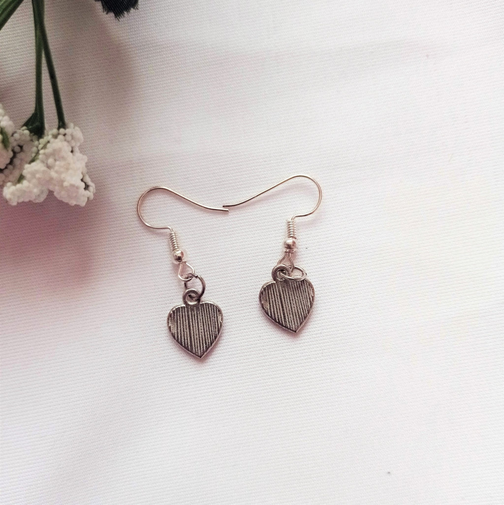 Classic Red Hearts Earrings, Playing Cards inspired Queen of Hearts | by lovedbynlanla - tutto per te