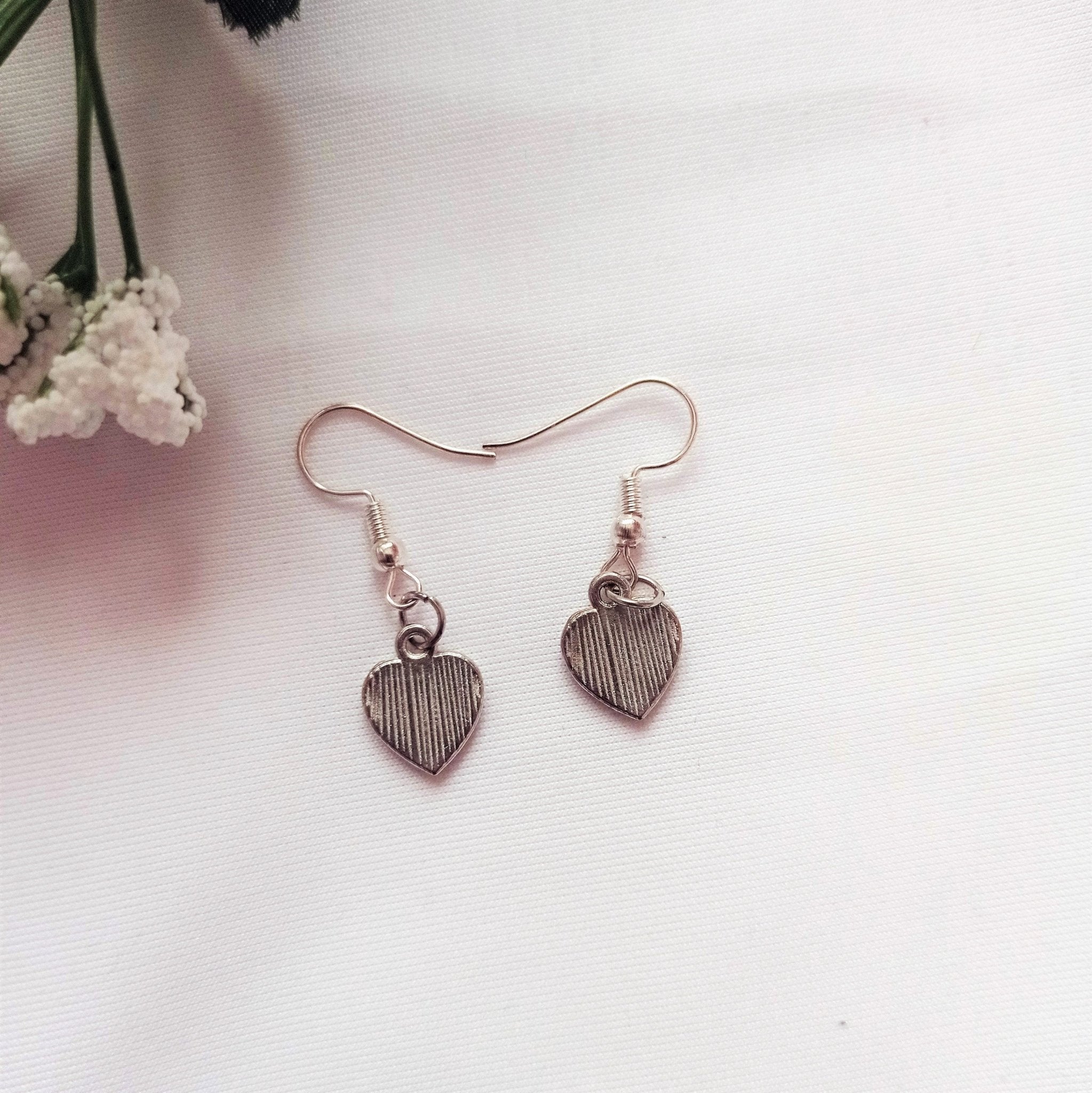 Classic Red Hearts Earrings, Playing Cards inspired Queen of Hearts | by lovedbynlanla - tutto per te