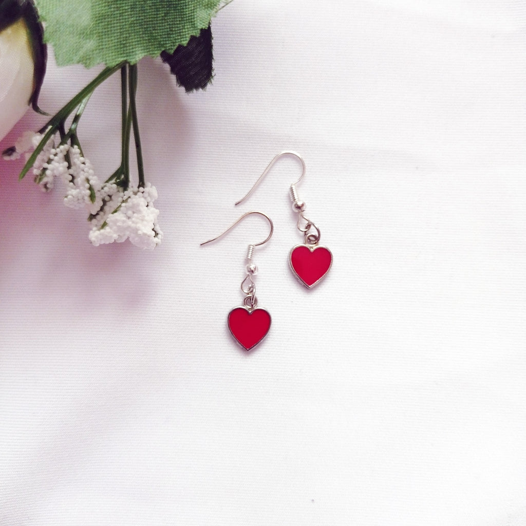 Classic Red Hearts Earrings, Playing Cards inspired Queen of Hearts | by lovedbynlanla - tutto per te