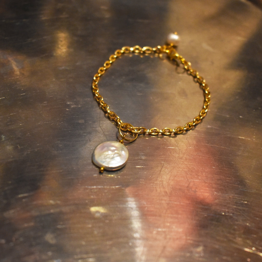 Pearl adjustable bracelet or anklet on gold plated chain | by Ifemi Jewels - tutto per te