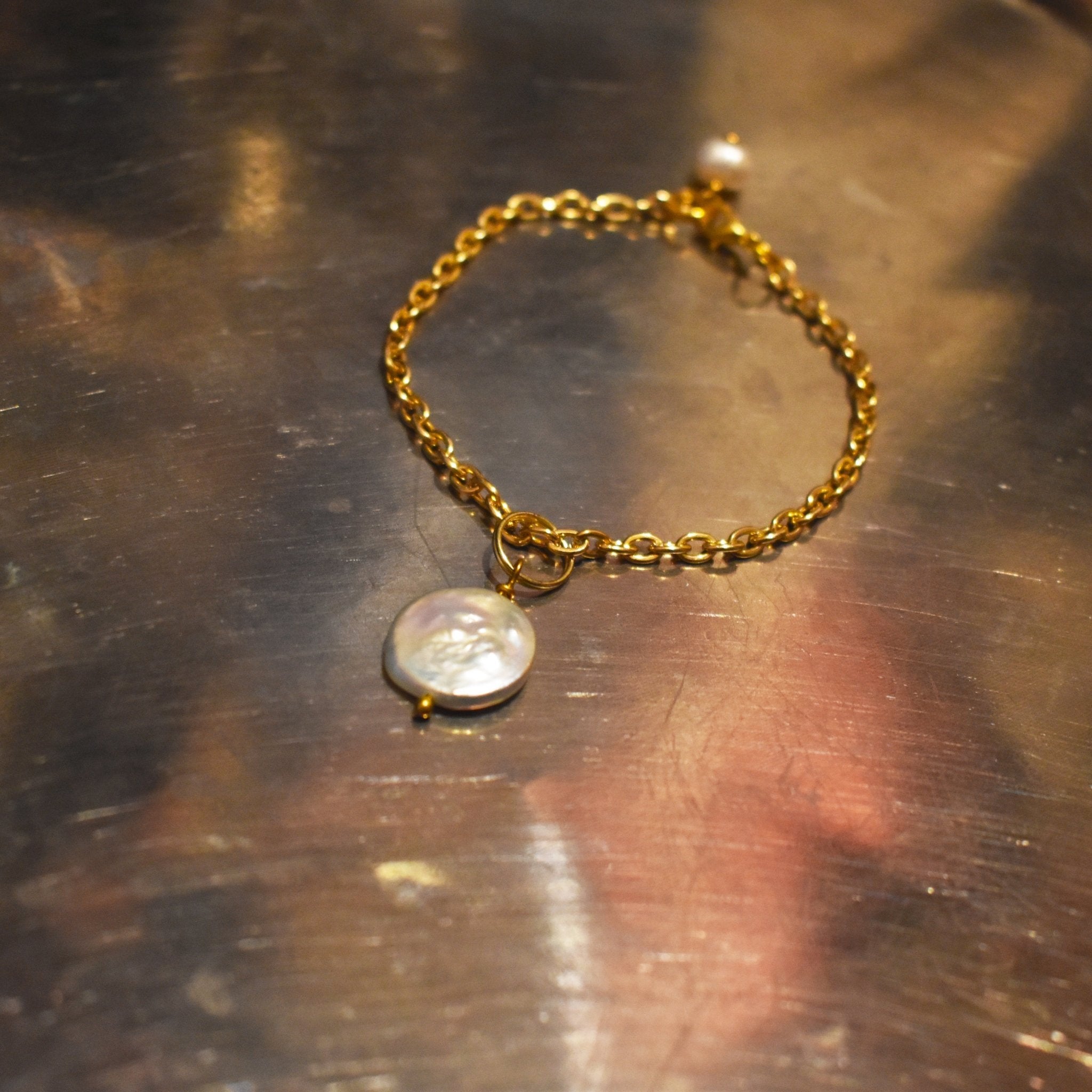 Pearl adjustable bracelet or anklet on gold plated chain | by Ifemi Jewels - tutto per te